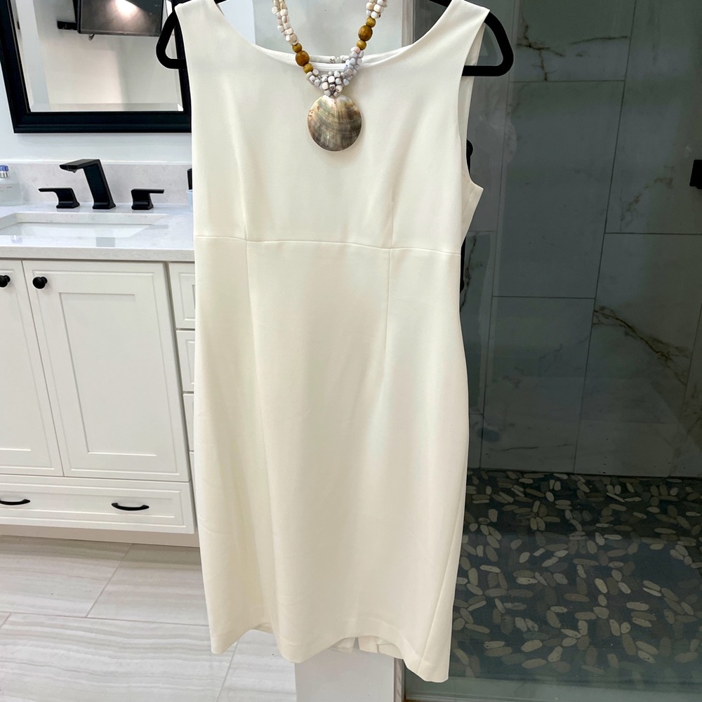 This beautiful white Sheath dress is gorgeous